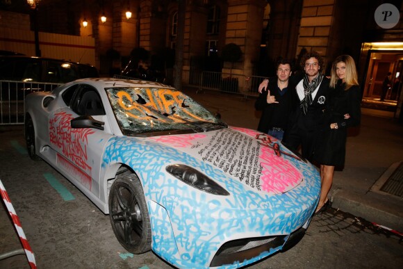 L'artiste Karl Lagasse, Michael Youn et Isabelle Funaro, à l'Automobile Club de France, à Paris, à l'occasion de la soirée de vente aux enchères au profit de l'association AMFE, le mercredi 13 novembre 2013.