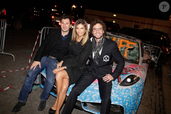 L'artiste Karl Lagasse, Michael Youn et Isabelle Funaro, à l'Automobile Club de France, à Paris, à l'occasion de la soirée de vente aux enchères au profit de l'association AMFE, le mercredi 13 novembre 2013.