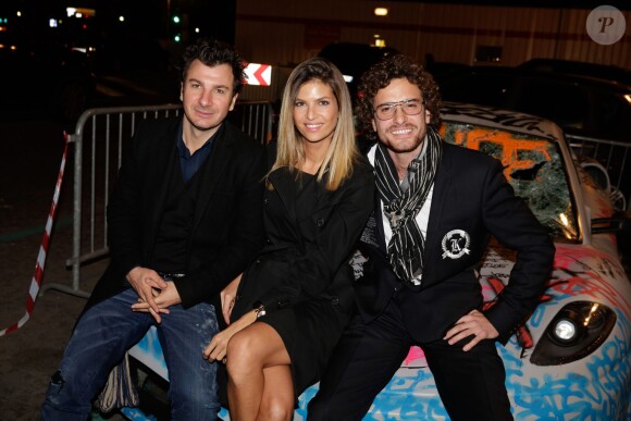 L'artiste Karl Lagasse, Michael Youn et Isabelle Funaro, à l'Automobile Club de France, à Paris, à l'occasion de la soirée de vente aux enchères au profit de l'association AMFE, le mercredi 13 novembre 2013.