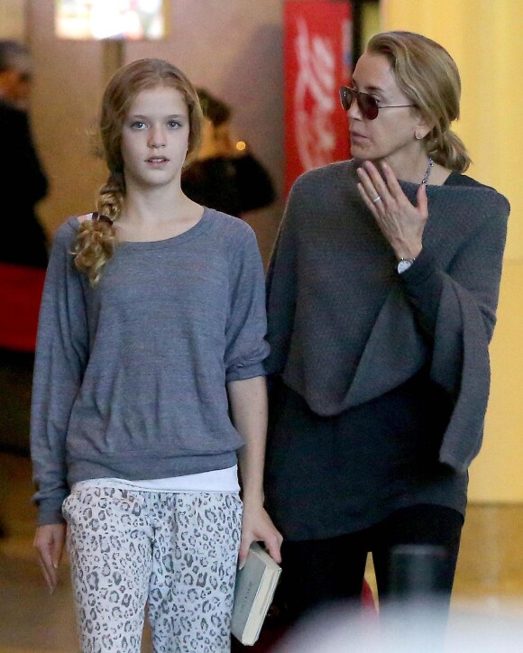 Felicity Huffman et sa fille Georgia Grace Macy à l'aéroport de Loas Angeles après un vol en provenance de New York, le 11 novembre 2013.