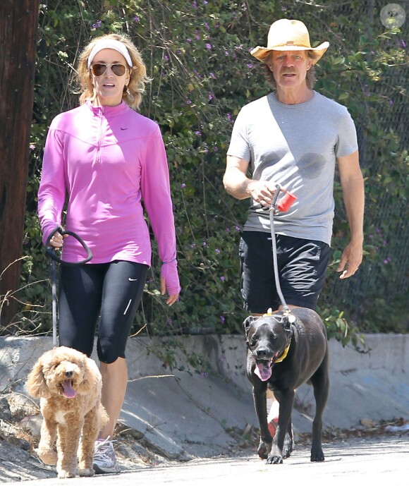 Exclusif - William H. Macy et sa femme Felicity Huffman promènent leurs chiens à Los Angeles, le 1er août 2013.