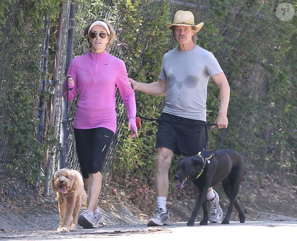 Exclusif - William H. Macy et sa femme Felicity Huffman promènent leurs chiens à Los Angeles, le 1er août 2013.