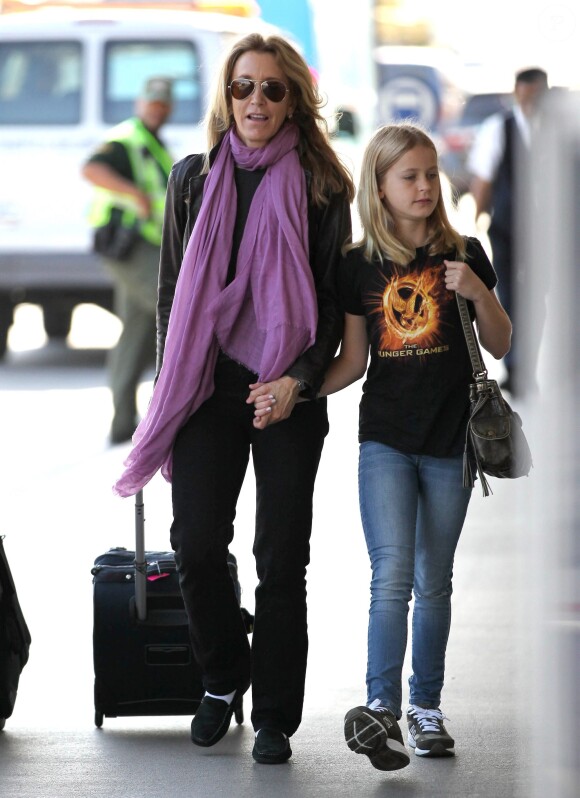 Felicity Huffman et sa fille Sophia à l'aéroport de Los Angeles, le 7 août 2012.