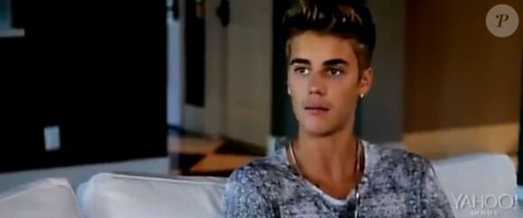 Justin Bieber se prête à une séance de questions/réponses dans la bande-annonce du Believe Movie.