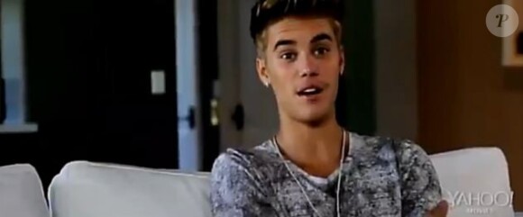 Justin Bieber se prête à une séance de questions/réponses dans la bande-annonce du Believe Movie.