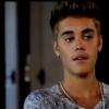 Justin Bieber se prête à une séance de questions/réponses dans la bande-annonce du Believe Movie.