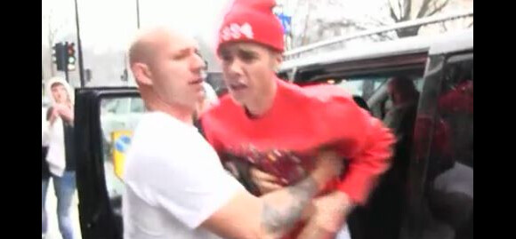 Justin Bieber prêt à se battre avec un photographe à Londres, le 8 mars 2013. Capture d'écran de la vidéo publiée par TMZ.com.