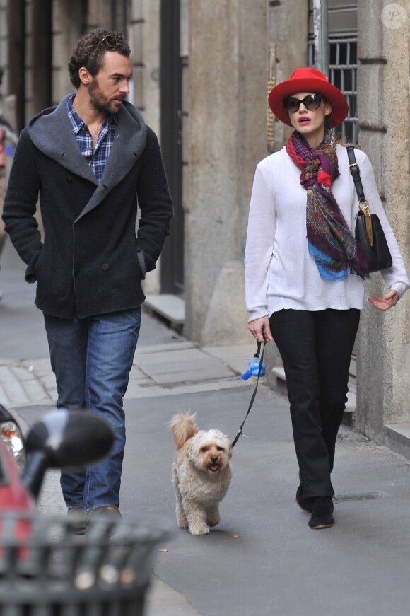 Exclusif - Jessica Chastain et son amoureux Gian Luca Passi et leur chien se promènent dans les rues de Milan, novembre 2013.
