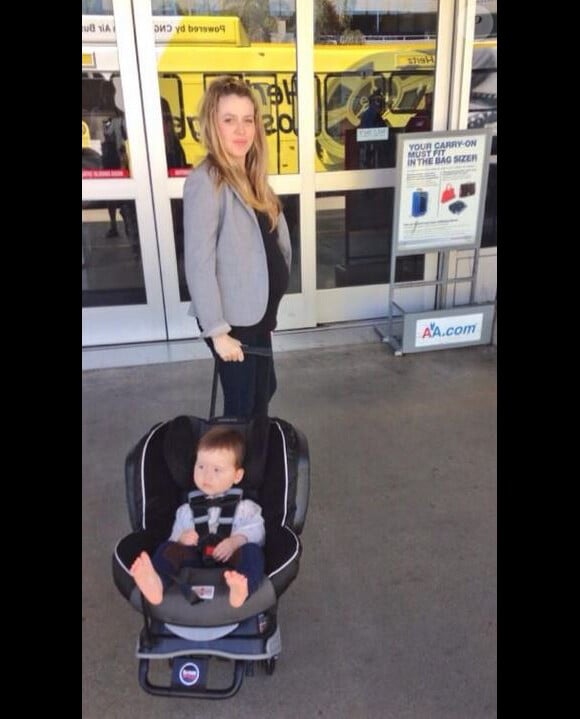 Majandra Delfino et sa fille Cecilia à l'aéroport de Los Angeles le 29 août 2013.