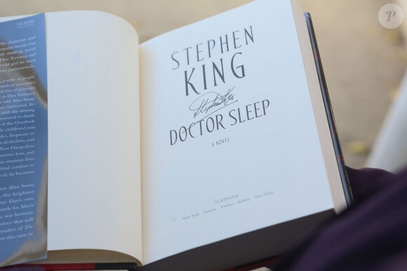 La signature de Stephen King sur "Docteur Sleep" à Paris, le 13 novembre 2013.