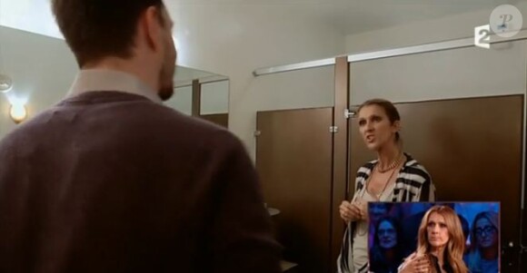 Céline Dion dans des toilettes, teste sa voix.