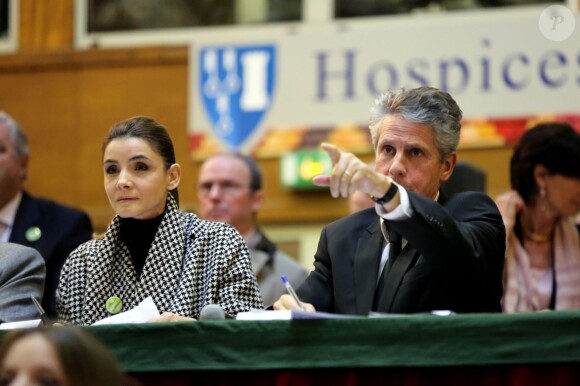 Clotilde Courau et Alain Suguenot, maire de Beaune, lors de la vente aux enchères des vins des Hospices de Beaune le 17 Novembre 2013.