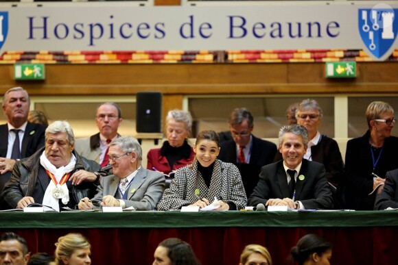 Jean-Pierre Castaldi et Clotilde Courau lors de la vente aux enchères des vins des Hospices de Beaune le 17 Novembre 2013.