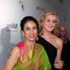 Sharon Stone et Shobhaa De lors du gala de charité de l'amfAR à Mumbai en Inde, le 17 novembre 2013.