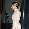 Kim Kardashian, parfaitement moulée dans un top mesh et une jupe beiges, s'est rendue au Queen Sofia Spanish Institute pour le vernissage de l'exposition Alta Moda par le photographe Mario Testino. New York, le 18 novembre 2013.