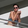 Exclusif - Katy Perry, en maillot de bain, prend son café sur le balcon de son hôtel à Miami. Le 18 novembre 2013