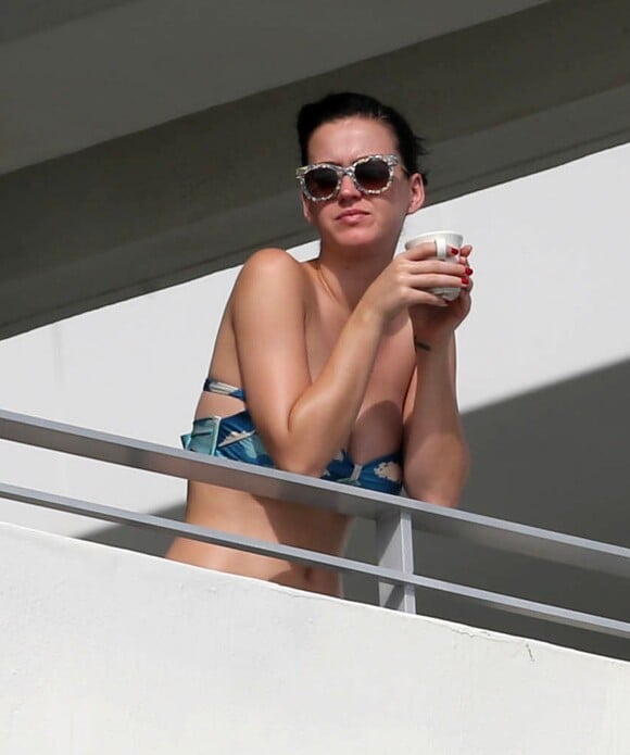 Exclusif - Katy Perry, en maillot de bain, prend son café sur le balcon de son hôtel à Miami. Le 18 novembre 2013