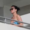 Exclusif - La chanteuse Katy Perry, en maillot de bain, prend son café sur le balcon de son hôtel à Miami. Le 18 novembre 2013