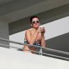 Exclusif - Katy Perry profite de ses vacances ! La star, en maillot de bain, prend son café sur le balcon de son hôtel à Miami. Le 18 novembre 2013