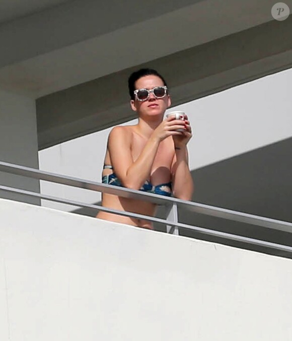 Exclusif - Katy Perry profite de ses vacances ! La star, en maillot de bain, prend son café sur le balcon de son hôtel à Miami. Le 18 novembre 2013