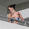 Exclusif - Katy Perry dévoile son corps en maillot de bain, et prend son café sur le balcon de son hôtel à Miami. Le 18 novembre 2013