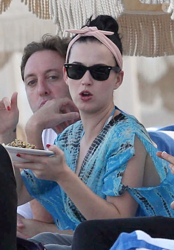 Katy Perry passe incognito sur la plage avec des amis à Miami, le 17 novembre 2013.
