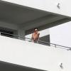 Exclusif - Katy Perry, en maillot de bain, prend son café sur le balcon de son hôtel à Miami. Le 18 novembre 2013