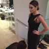 Victoria Beckham prépare la robe de sa meilleure amie Eva Longoria pour la soirée Global Gift Gala de Londres, le 19 novembre 2013.