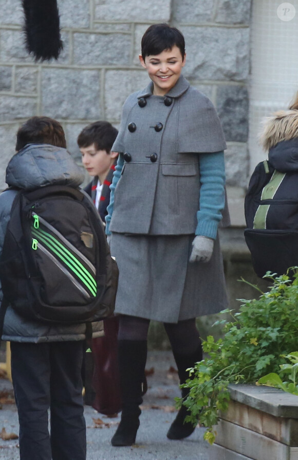 Exclusif - Ginnifer Goodwin, enceinte, sur le tournage de "Once Upon a Time" à Vancouver le 13 novembre 2013