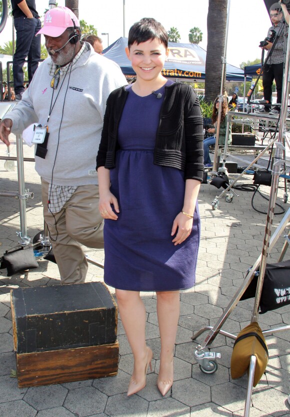 Ginnifer Goodwin, enceinte, sur le plateau d'Extra à Universal City, le 10 octobre 2013