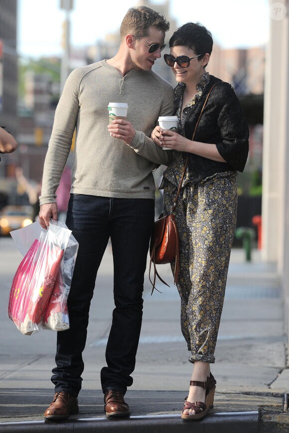 Ginnifer Goodwin et Josh Dallas se promenant à New York le 12 mai 2012