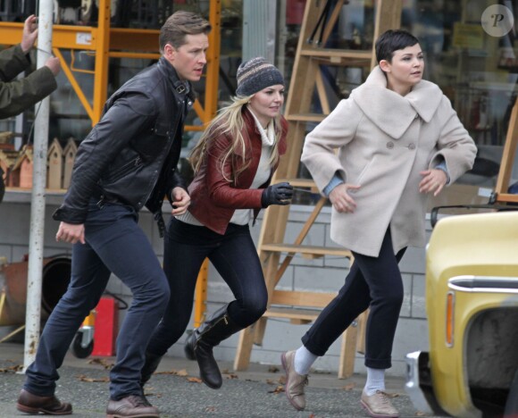 Ginnifer Goodwin, Josh Dallas, Jennifer Morrison, Robert Carlyle et Emilie de Ravin sur le tournage de la série Once Upon a Time le 30 octobre 2013
