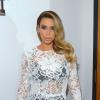 Kim Kardashian splendide dans cette robe Dolce & Gabbana avec sous-vêtements rétro apparents. Le 30 octobre 2013