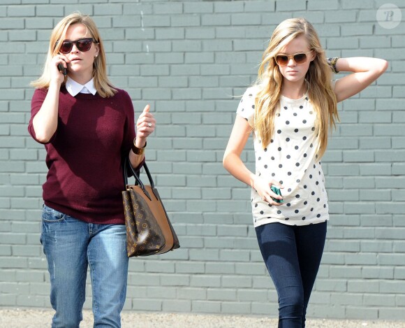 Exclusif - Reese Witherspoon et sa fille Ava à Brentwood, le 27 octobre 2013.