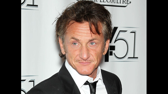 Sean Penn pète les plombs et veut faire manger son téléphone à un homme