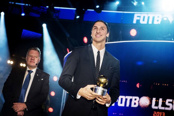 Zlatan Ibrahimovic reçoit le ballon d'or suédois pour la huitième année consécutive à Stockholm en Suède le 11 novembre 2013
