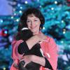 Anny Duperey et son chat lors de l'enregistrement de l'émission "Vivement dimanche" le 11 décembre 2012.