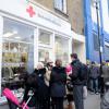 De nombreuses personnes ont fait la queue dès 11 heures du matin pour une vente de vêtements donnés par Victoria et David Beckham à la Croix Rouge britannique. Les bénéfices seront reversés aux victimes du typhon Haiyan, aux Philippines. Londres, le 22 novembre 2013.