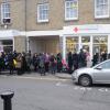 De nombreuses personnes ont fait la queue dès 11 heures du matin pour une vente de vêtements donnés par Victoria et David Beckham à la Croix Rouge britannique. Les bénéfices seront reversés aux victimes du typhon Haiyan, aux Philippines. Londres, le 22 novembre 2013.