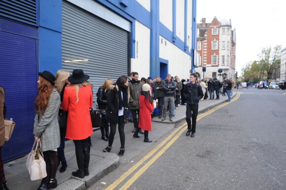 La queue devant les locaux de la Croix Rouge britannique à Kensington & Chelsea pour une vente express de vêtements donnés par Victoria et David Beckham. Les bénéfices seront reversés aux victimes du typhon Haiyan, aux Philippines. Londres, le 22 novembre 2013.