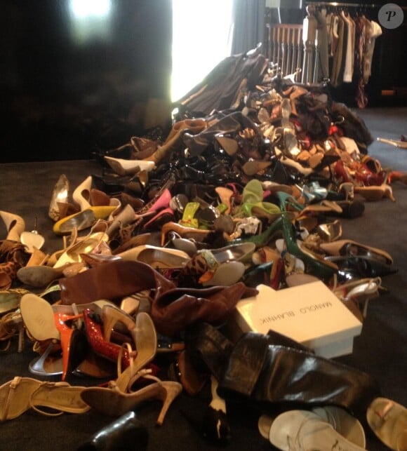 Les paires de chaussures données par Victoria Beckham à la Croix-Rouge britannique. Leur revente permettra à l'organisation d'aider les victimes du typhon Haiyan.