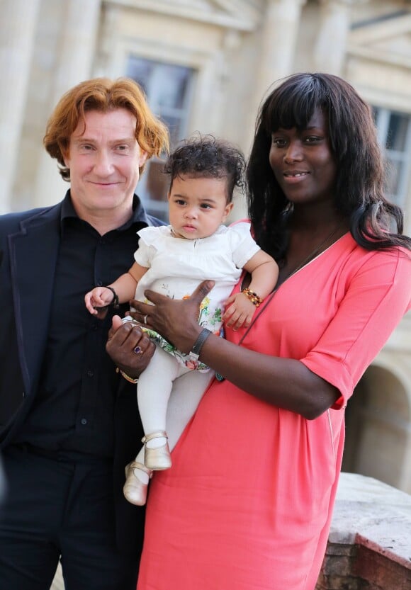 Thierry Frémont, sa fille Inès et sa femme Gina. A Paris le 17 avril 2013.  L'acteur a été décoré de la médaille d'Officier de l'Ordre des Arts et des Lettres.