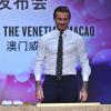 David Beckham, souriante et élégant, a reçu les honneurs du Venetian Macao Resort Hotel en y déposant l'empreinte de ses mains. Macao, le 22 novembre 2013.