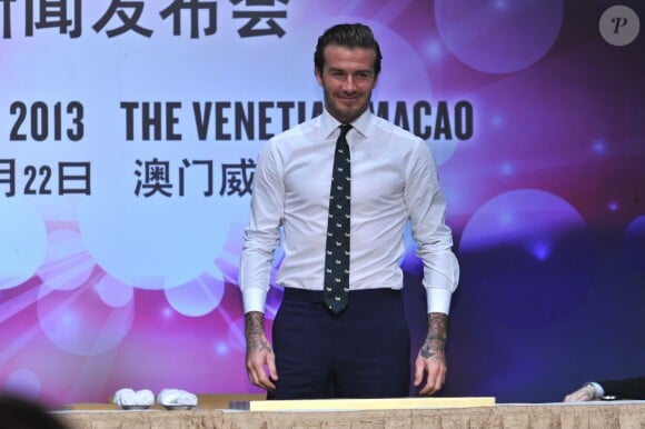 David Beckham, souriante et élégant, a reçu les honneurs du Venetian Macao Resort Hotel en y déposant l'empreinte de ses mains. Macao, le 22 novembre 2013.