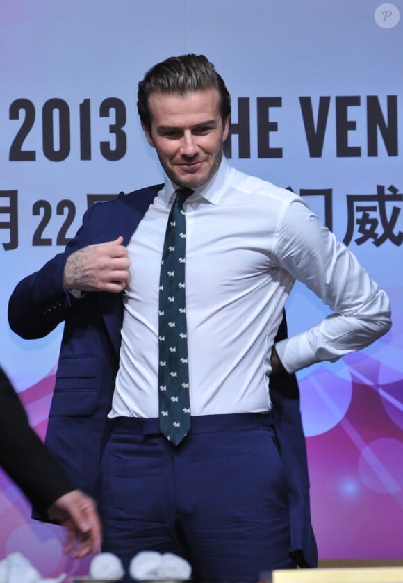David Beckham, honoré par le Venetian Macao Resort Hotel, y dépose l'empreinte de ses mains. Macao, le 22 novembre 2013.