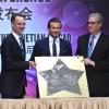 David Beckham, honoré par le Venetian Macao Resort Hotel, y dépose l'empreinte de ses mains. La petite cérémonie a été suivie d'une conférence de presse. Macao, le 22 novembre 2013.