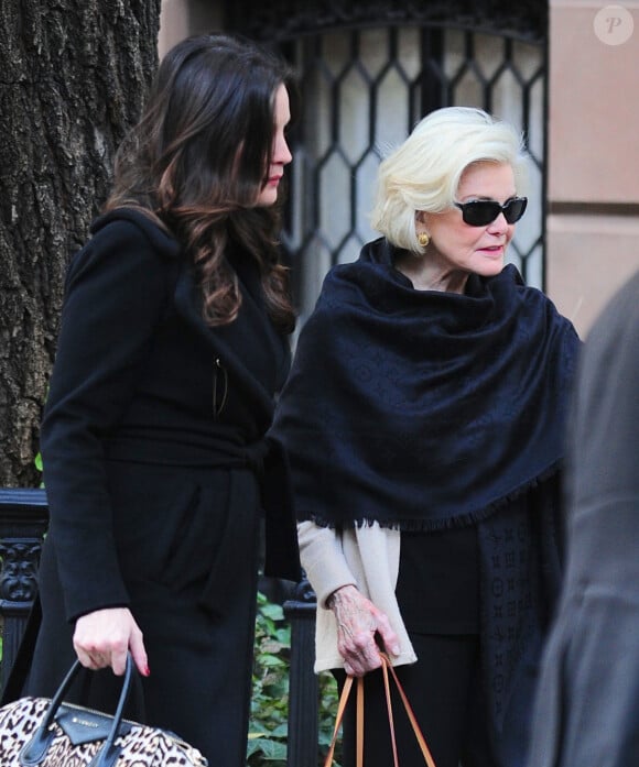 Liv Tyler en compagnie de sa grand mère Liv Tyler quitte son appartement à New York le 5 novembre 2013
