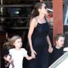 Angelina Jolie avec ses jumeaux Vivienne et Knox dans les rues de Sydney, le 23 novembre 2013.