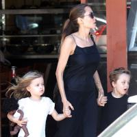 Angelina Jolie : Pause câline et gourmande avec les adorables Vivienne et Knox
