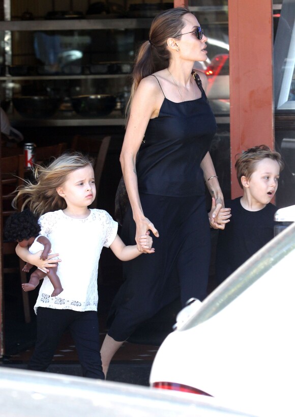 Angelina Jolie avec ses jumeaux Vivienne et Knox dans les rues de Sydney, le 23 novembre 2013.